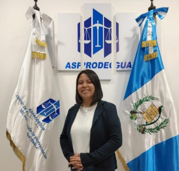 I. DATOS GENERALES Nombre completo: Andrea Carolina López Duarte Profesión: Abogada y Notaria II. FORMACIÓN ACADÉMICA Pregrado: Abogada y Notaria - Universidad de San Carlos de Guatemala Profesorado en Educación Virtual y Tecnologías de la Información (primer semestre aprobado – junio 2026) – Universidad de San Carlos de Guatemala Postgrado: Maestría en Artes en Derecho Procesal Penal (tercer semestre aprobado – junio 2026) – Universidad de San Carlos de Guatemala III. EXPERIENCIA PROFESIONAL 5 años de experiencia profesional en asesoría independiente en asuntos registrales y tributarios. IV. EXPERIENCIA DOCENTE Docente auxiliar en los cursos de: Derecho Penal I y II (Sede Mixco, Facultad de Ciencias Jurídicas y Sociales, Universidad de San Carlos de Guatemala) Derecho Penal III, Derecho Procesal Civil I y Derecho Procesal Penal II (Campus Central, Facultad de Ciencias Jurídicas y Sociales, Universidad de San Carlos de Guatemala) Años de experiencia docente: Más de 3 años de experiencia docente. V. ÁREAS DE ESPECIALIZACIÓN Derecho Penal y Procesal Penal Derecho Civil y Procesal Civil Derecho de Familia VI. CURSOS QUE IMPARTE EN ASPRODEGUA Docente auxiliar en el Curso de Derecho Penal y Procesal Penal (desde 2023). Docente titular en el Curso de Derecho Civil y Procesal Civil (desde 2024). VII. RESEÑA PROFESIONAL Abogada y Notaria con más de 5 años de experiencia en el ejercicio profesional en asesoría registral y tributaria, y más de 3 años de experiencia en docencia universitaria. Especialista en Derecho Penal y Procesal Penal, con formación académica de posgrado en curso en esta área. Ha participado como docente auxiliar y titular en cursos de Derecho Penal, Procesal Penal, Civil y Procesal Civil en la Universidad de San Carlos de Guatemala y ASPRODEGUA. Se caracteriza por promover una enseñanza práctica, integral y orientada al desarrollo de competencias jurídicas en sus estudiantes. VIII. RECONOCIMIENTOS, PUBLICACIONES O PARTICIPACIONES ACADÉMICAS DESTACADAS Delegada electa ante la Asamblea General del Modelo de Naciones Unidas para América Latina y El Caribe (MONULAC) como delegada representante de la Universidad de San Carlos de Guatemala – Ciudad de México (2019) Participación en rondas generales escritas de la Competencia del Instituto de Justicia Constitucional de la Corte de Constitucionalidad (2019). Participación en ronda escrita y verbal general en Competencia Interuniversitaria de Arbitraje Comercial –CRECIG- 6ª Edición, Guatemala (2019-2020). Participación en ronda escrita, verbal general y oradora en la semifinal en Competencia Interuniversitaria de Arbitraje Comercial –CRECIG- 7ª Edición. Obteniendo como equipo reconocimiento al segundo lugar de la competencia en ronda final. (2021-2022) Conferencias Impartidas Oradora en Taller de Violencia contra la Mujer, enfoque psicológico, social y legal en Centro de Práctica Itzamná, Psicología, USAC, Guatemala (2021). Capacitaciones Destacadas Diplomado “Auxiliar de Investigación en Ciencias Penales” con una duración de 90 horas avalado por el Instituto de Estudios Comparados en Ciencias Penales de Guatemala –ICCPG-. Curso Independencia Judicial con una duración de 54 horas efectivas, avalado por el Colegio de Abogados y Notarios de Guatemala, Instituto de Estudios Comparados en Ciencias Penales de Guatemala, Facultad de Derecho y Ciencias Sociales de la Universidad Nacional de Comahue. Formación “Orientadora Legal” avalada por el Centro de Investigación, Capacitación y Apoyo a la Mujer –CICAM-. Diplomado “Derecho Penal” con una duración de 48 horas avalado por Universidad de San Carlos de Guatemala y Universidad de Valencia, España. Participación en el XII Congreso, Internacional de Derecho Procesal: Nuevas Dinámicas del derecho procesal con una duración de 25 horas avalado por la Universidad de Medellín, Colombia. Seminario “La Independencia Judicial en Guatemala”, organizado por Junta Directiva de Jueces y Magistrados, Período 2018-2019. Reconocimientos académicos: Reconocimiento de ASPRODEGUA por disertación en la Conferencia: Métodos y Técnicas de Organización y Estudio para el Examen Técnico Profesional. Reconocimiento de ASPRODEGUA por colaboración social, talento, creatividad y mística de trabajo que inspira y trasciende como ejemplo de calidad educativa.